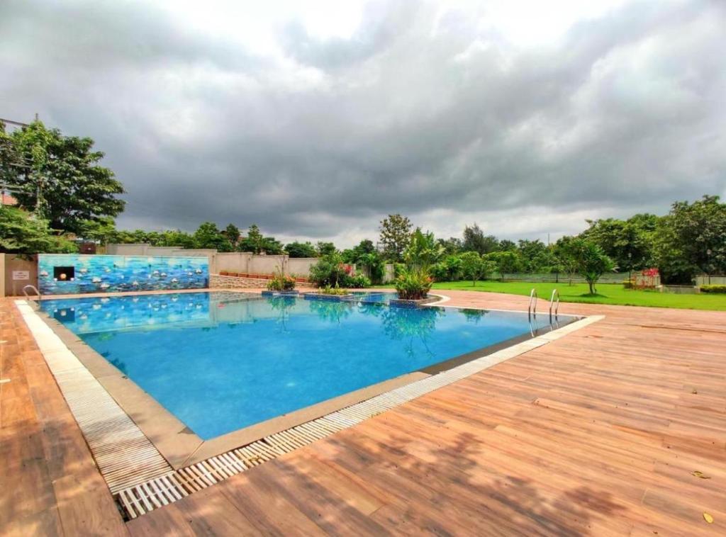 Bazén v ubytování Serene 43, Karjat 3 BHK Villa, Wifi, Plunge Pool nebo v jeho okolí
