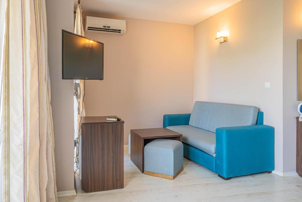 TV a/nebo společenská místnost v ubytování Valeo Hotel