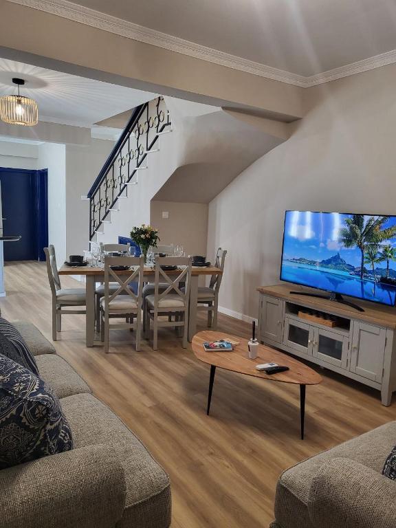 TV a/nebo společenská místnost v ubytování Peyia Villa MoonFlower #13