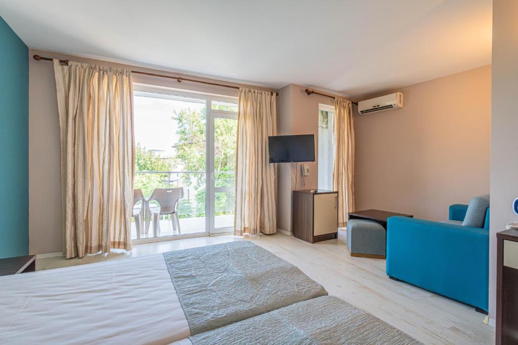 TV a/nebo společenská místnost v ubytování Valeo Hotel