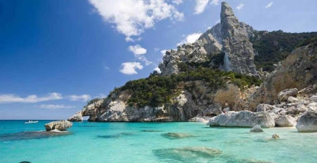 vistas a una isla rocosa en el océano en Appartamento Navarra, en Santa Maria Navarrese