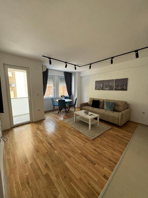 un soggiorno con un divano e un tavolo di NN Apartment 3 a Skopje