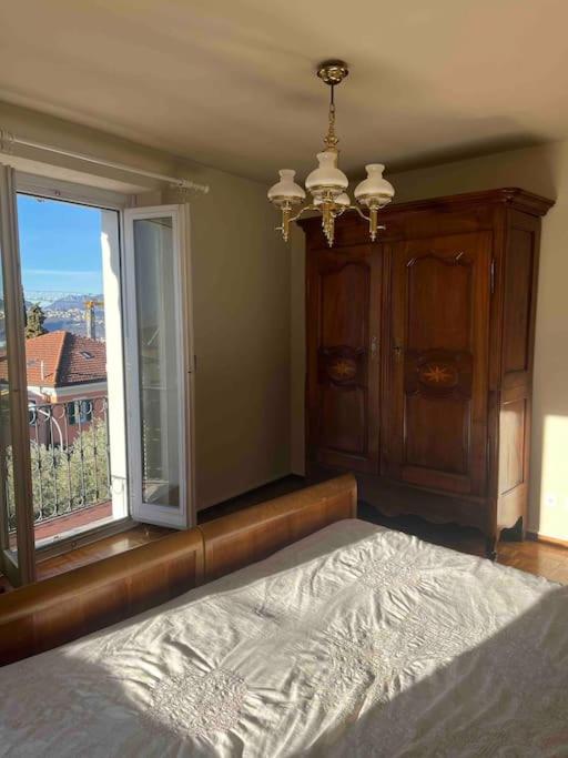 Postel nebo postele na pokoji v ubytování Sunny apartment in Lugano