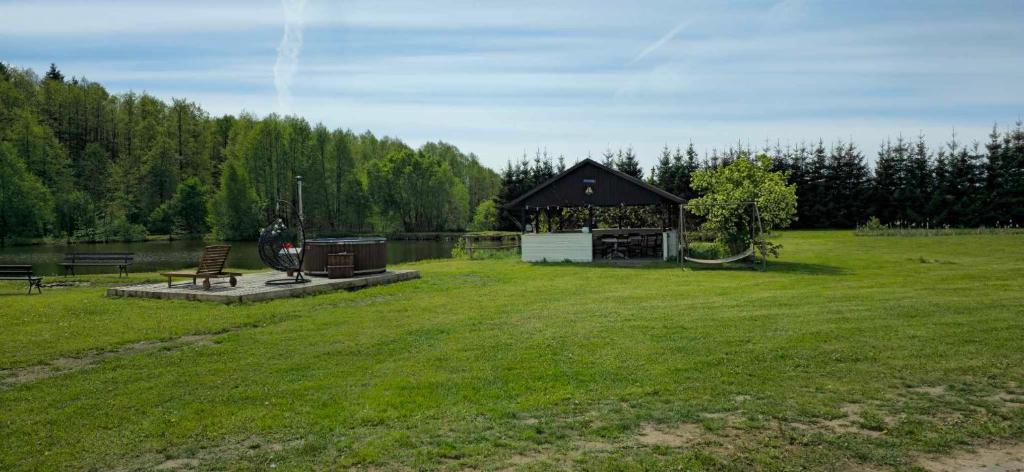 Zahrada ubytování Ruda Rzeczka - domek letniskowy nad stawem z balią i wiatą