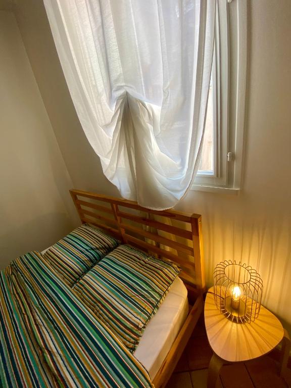 Ce lit se trouve dans un dortoir doté d'une fenêtre et d'une lampe. dans l'établissement Logement entier - Vieux Tours - Centre, à Tours