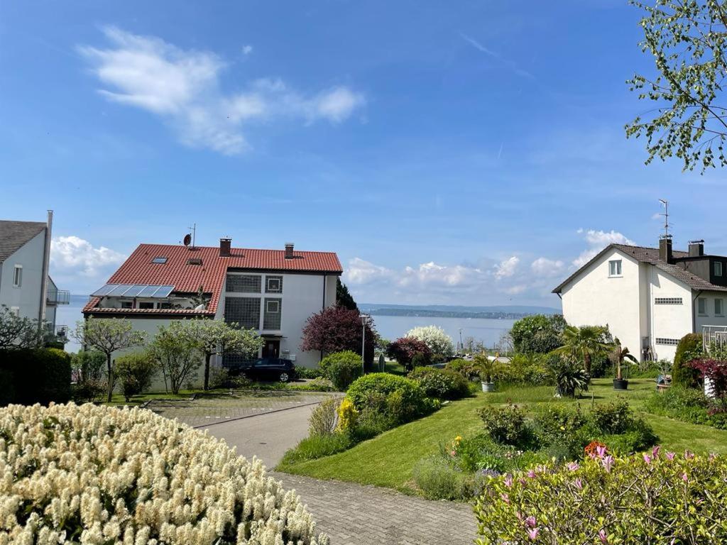 una casa en una calle con flores al frente en Gästehaus Keller, en Meersburg
