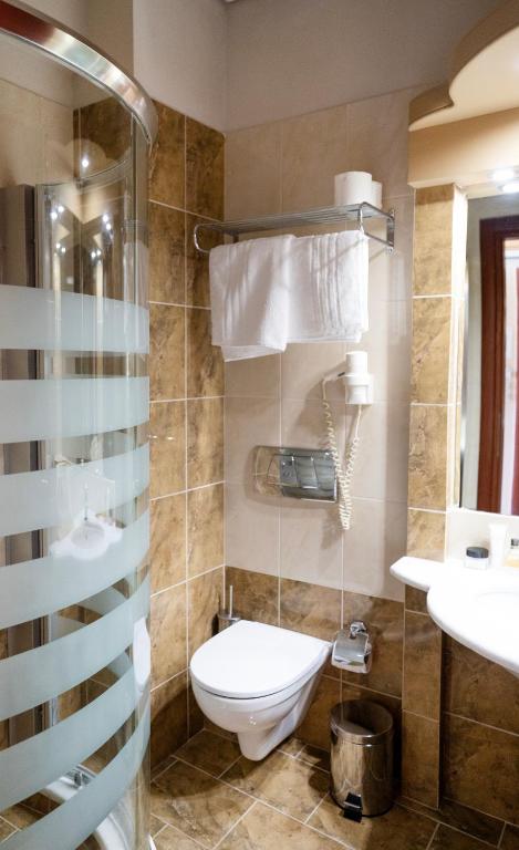 Koupelna v ubytování Evia Hotel & Suites