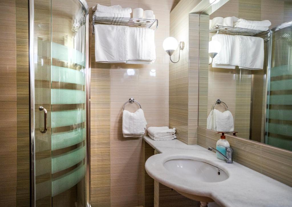 Koupelna v ubytování Evia Hotel & Suites