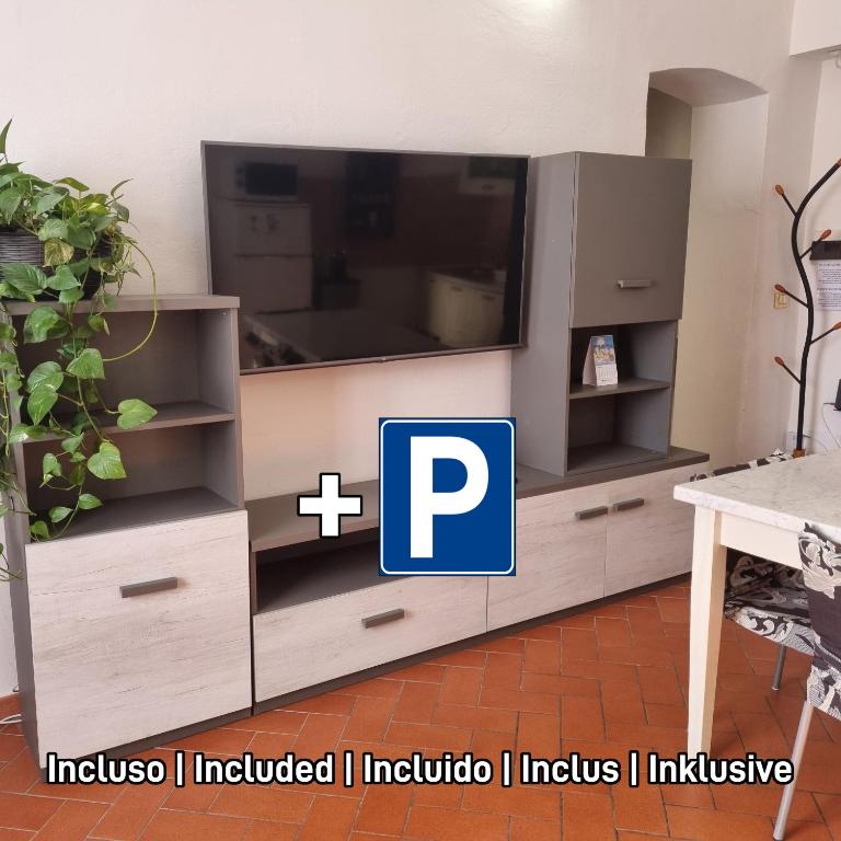 a tv in a living room with a tvicterotentotent at Casa Mille Baci con Parcheggio in Livorno