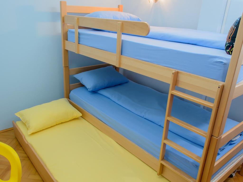 Palanda nebo palandy na pokoji v ubytování Hostel White Town