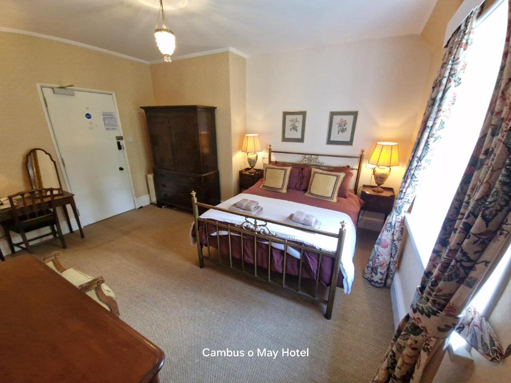Postel nebo postele na pokoji v ubytování Cambus O' May Traditional Highland Hotel