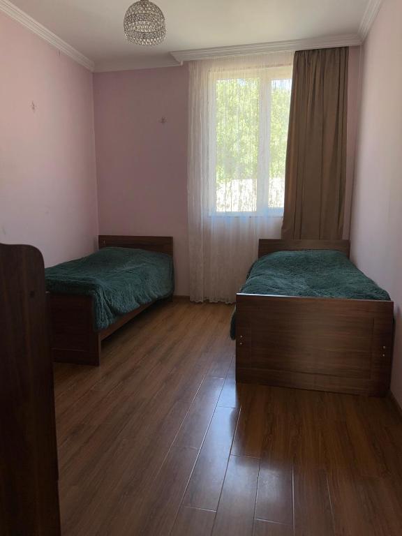 Postel nebo postele na pokoji v ubytování Nakra Tower