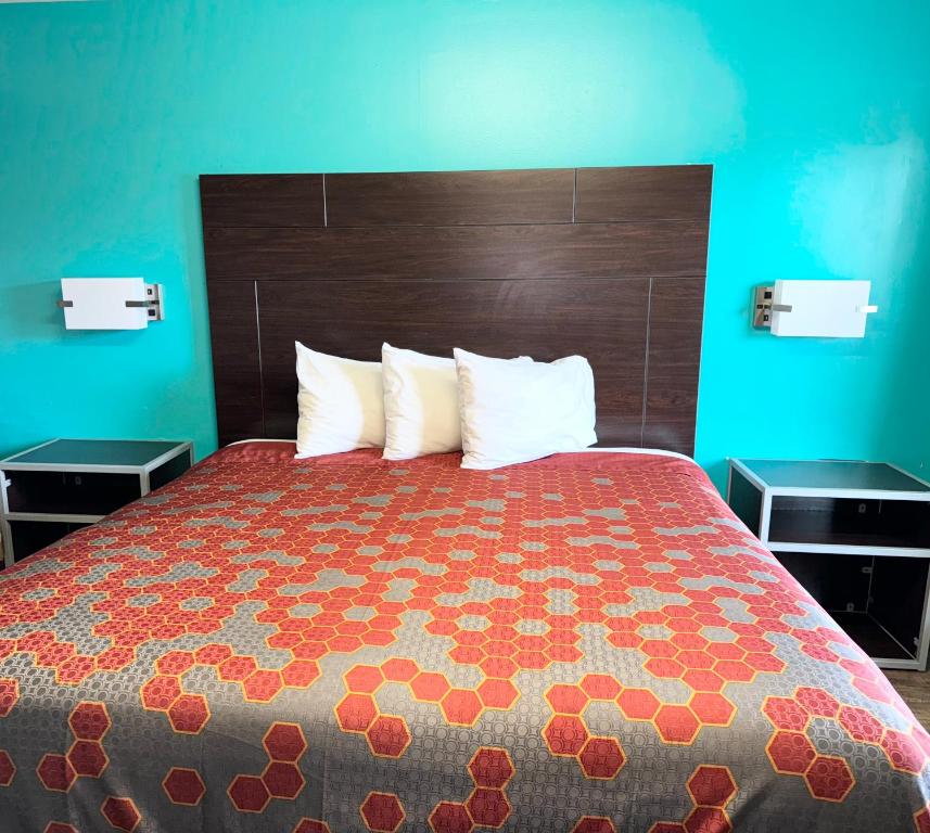 Ένα ή περισσότερα κρεβάτια σε δωμάτιο στο Euro Inn & Suites of Slidell