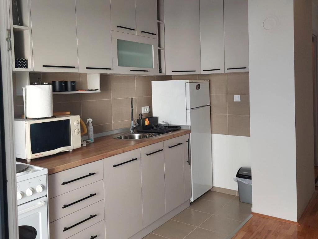 Kuchyň nebo kuchyňský kout v ubytování Slatki Snovi - Novi apartman u centru Vranja - FREE PARKING