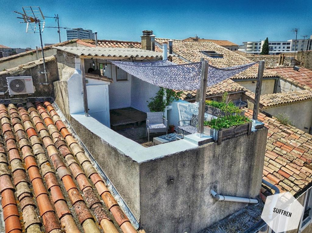 une vue sur le toit d'une maison dans l'établissement Pause Nîmoise en centre ville - Toit terrasse & Clim, à Nîmes