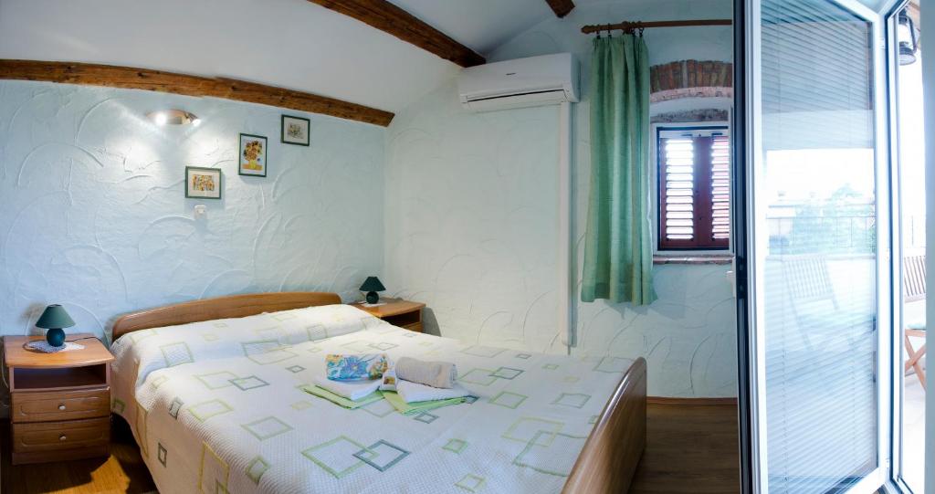 Postel nebo postele na pokoji v ubytování Apartments Percic