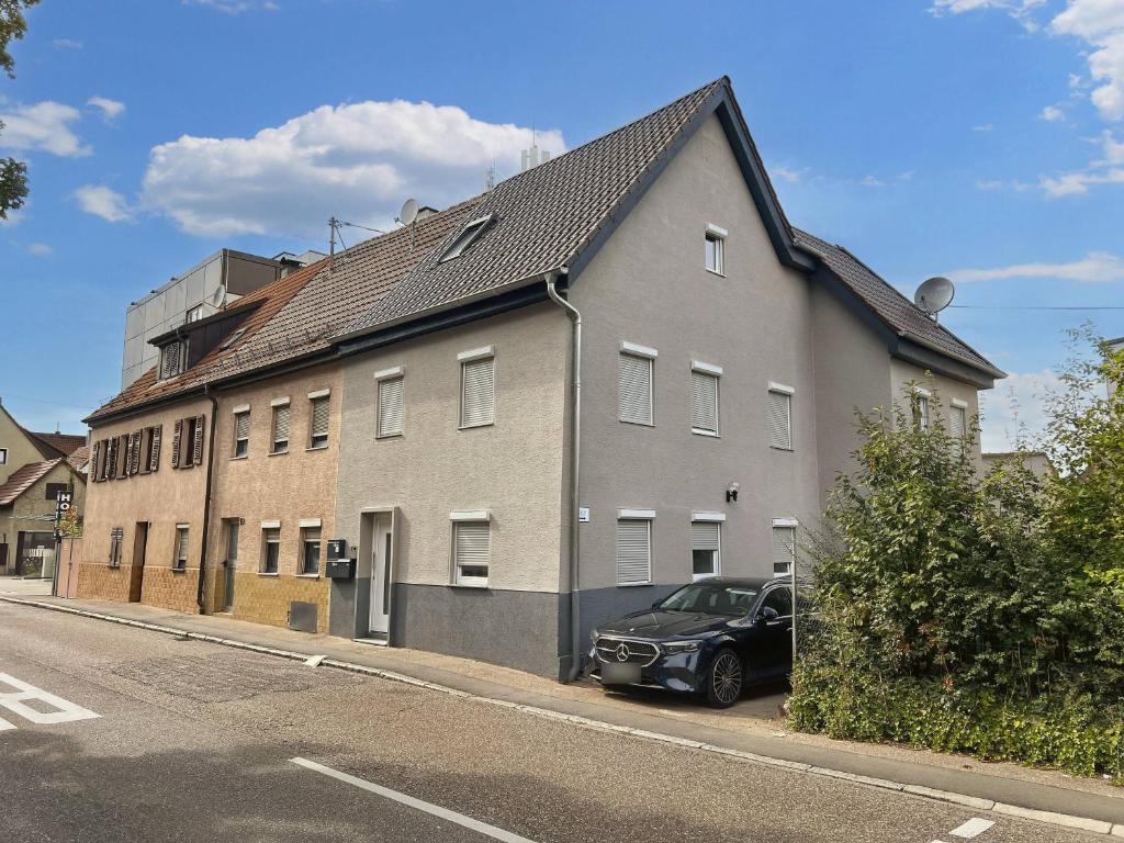 フェルバッハにあるKEEP Fellbach Elegante Unterkünfte mit Charme, von Studio bis Gesamthausの大家前駐車