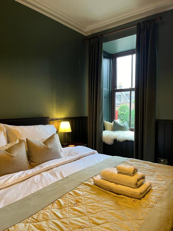 Postel nebo postele na pokoji v ubytování Lewis Lodge - Stunning & Exclusive Luxury Home in the Heart of Ballater, Royal Deeside