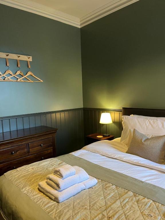 Postel nebo postele na pokoji v ubytování Lewis Lodge - Stunning & Exclusive Luxury Home in the Heart of Ballater, Royal Deeside