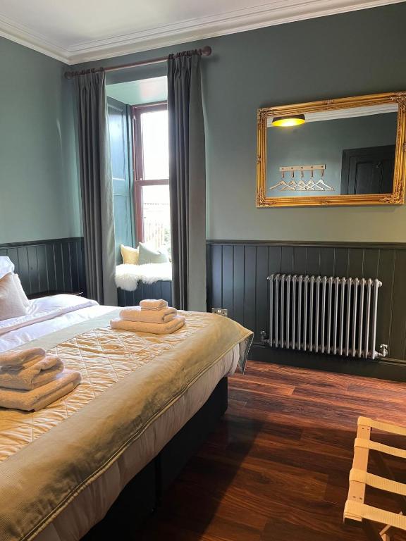 Postel nebo postele na pokoji v ubytování Lewis Lodge - Stunning & Exclusive Luxury Home in the Heart of Ballater, Royal Deeside