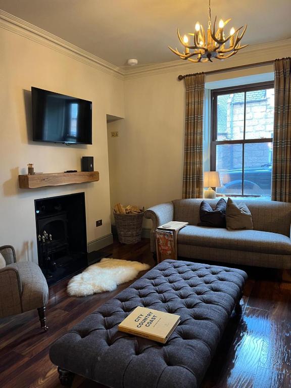TV a/nebo společenská místnost v ubytování Lewis Lodge - Stunning & Exclusive Luxury Home in the Heart of Ballater, Royal Deeside