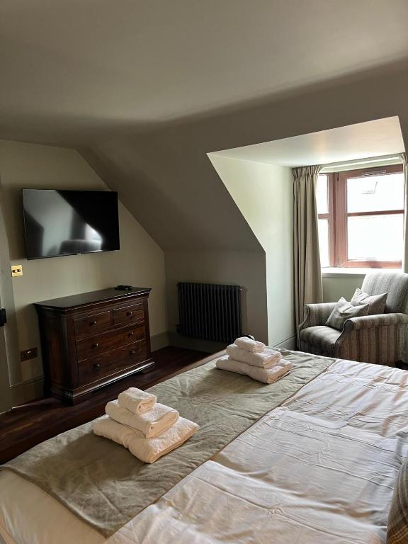 Postel nebo postele na pokoji v ubytování Lewis Lodge - Stunning & Exclusive Luxury Home in the Heart of Ballater, Royal Deeside