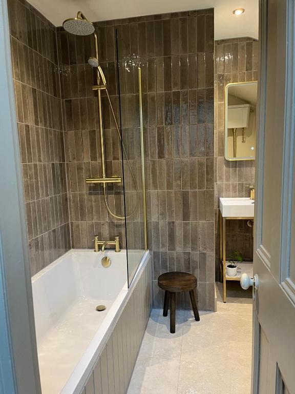 Koupelna v ubytování Lewis Lodge - Stunning & Exclusive Luxury Home in the Heart of Ballater, Royal Deeside