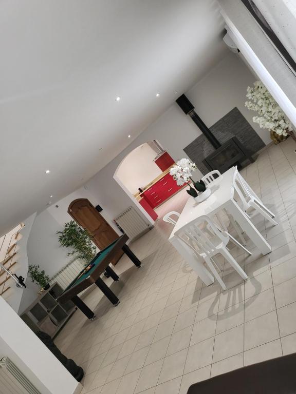 Photo de la galerie de l'établissement Villa avec piscine et terrain de pétanque, à La Ciotat