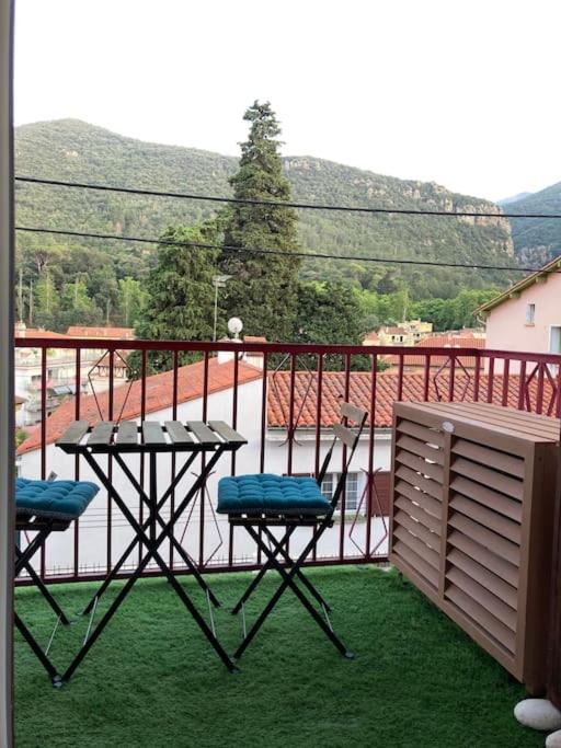 un patio avec une table et des chaises sur un balcon dans l'établissement Studio, à Amélie-les-Bains-Palalda