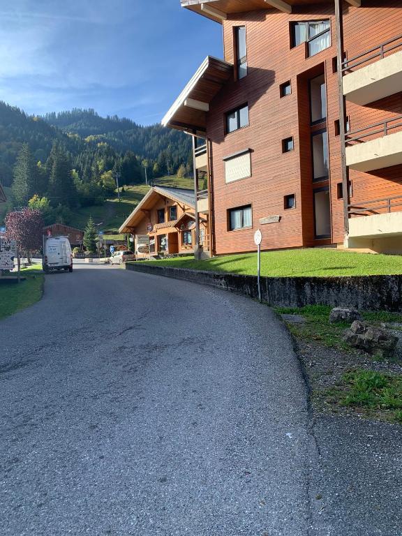 une route devant un bâtiment avec une camionnette dans l'établissement Studio plein pied - Terrasse, à Saint-Jean-dʼAulps