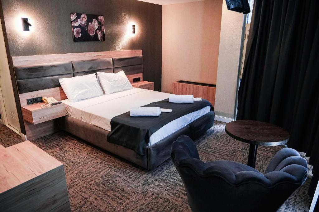 a hotel room with a bed and a chair at Siwiss İnn Experess in Ankara