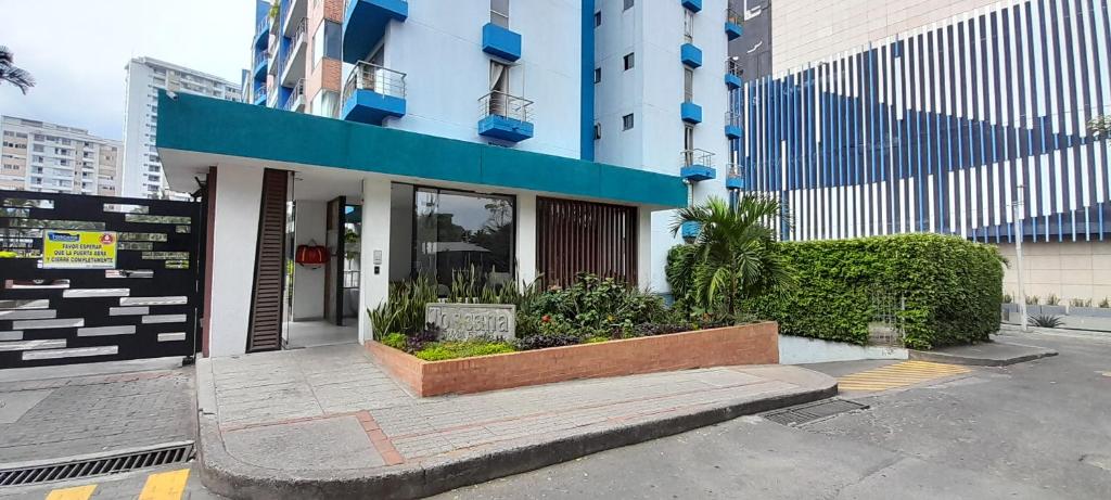 un edificio con un cartel delante en Estratégico! Cerca CC Aqua - Clínica Keralty - Ibagué, en Ibagué