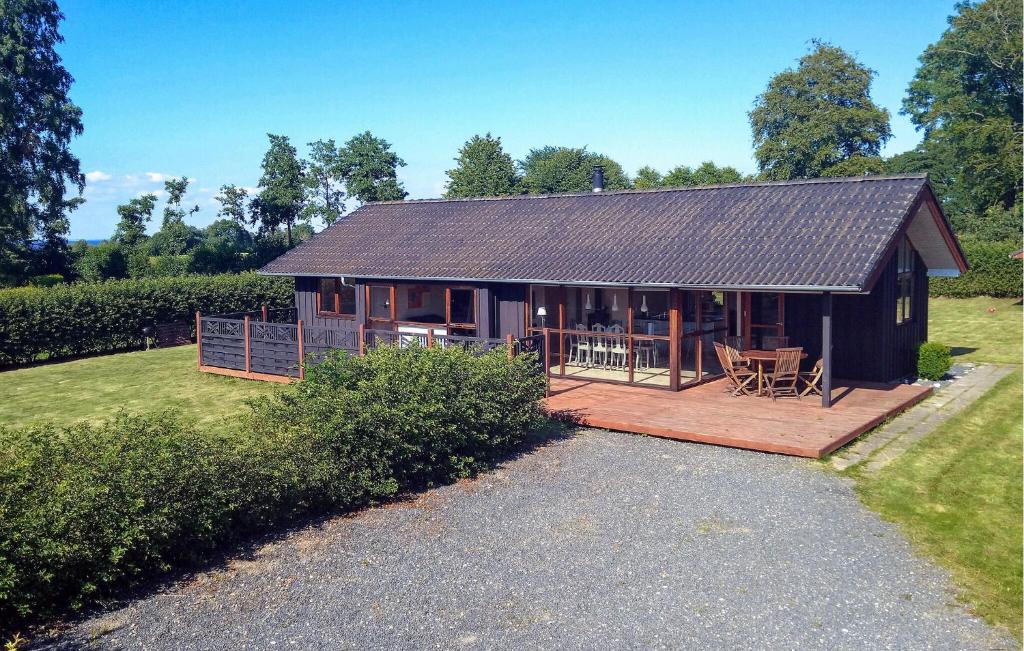 mały dom z werandą i drewnianym tarasem w obiekcie Holiday Home Søstjerneparken Nordborg Vi w mieście Nordborg