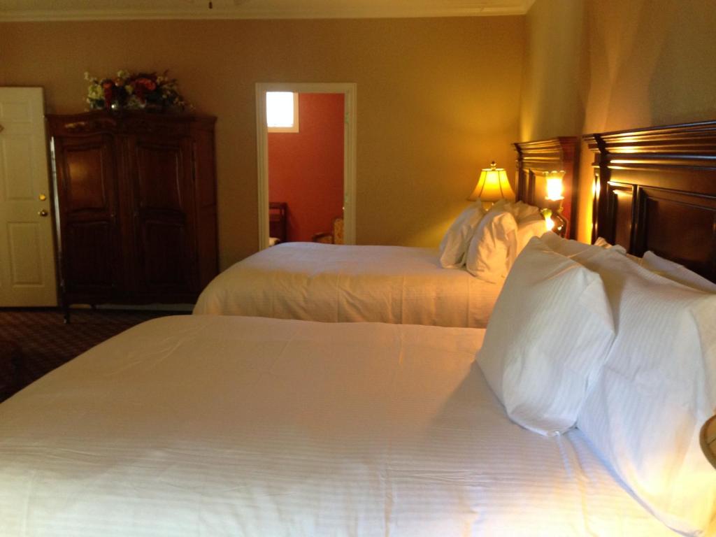 The Sanford House Inn & Spa - Queen Room Met Twee Queensize Bedden