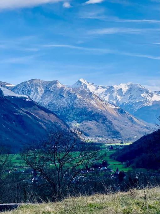 - une vue sur une chaîne de montagnes avec des montagnes enneigées dans l'établissement Arriu 35, à Bielle