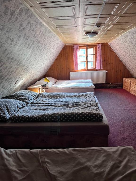 Postel nebo postele na pokoji v ubytování Chata pod hradem