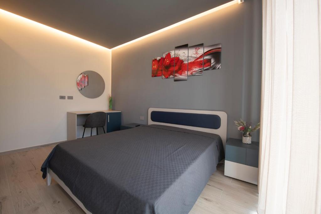 キアーヴァリにある243b - Appartamento Mignon - Sara Home Chiavari, 200metri dal Mareのベッドとテーブルと椅子のある寝室