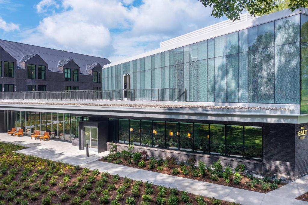 una vista exterior de un edificio en The Heartwood, en Poughkeepsie
