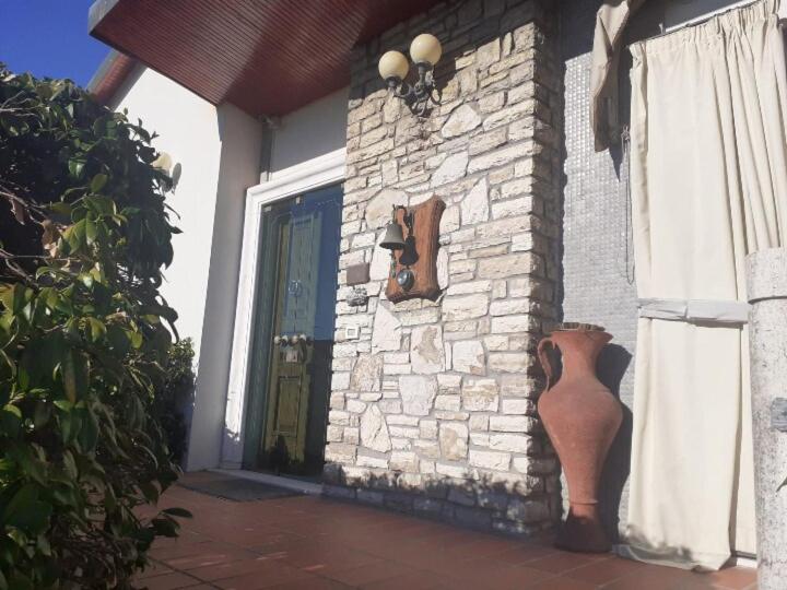 a vase sitting on the side of a house at Villa LUCCA in Altopascio
