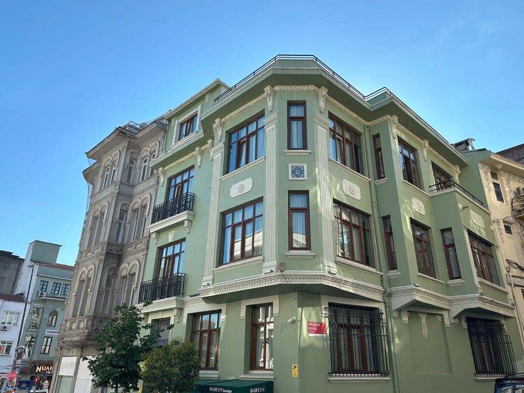 un edificio verde con ventanas en una calle de la ciudad en Dareyn Boutique, en Estambul