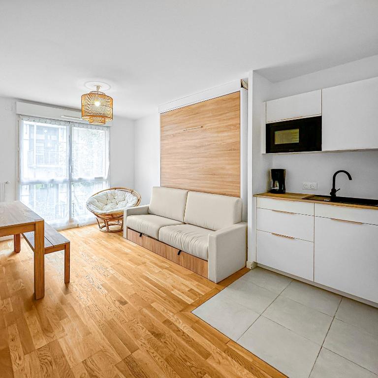 un salon avec un canapé et une table dans l'établissement Le Séjour Distingué à Romainville, à Romainville