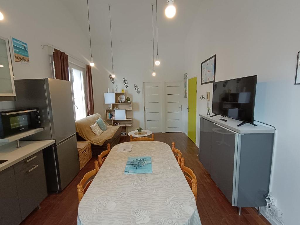 Appartement Saint Palais sur Mer à 100 mètres de la plage - Two-Bedroom Apartment