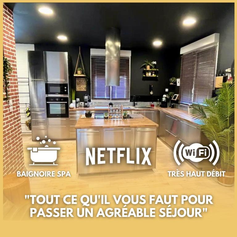 une cuisine avec un évier et un réfrigérateur dans l'établissement Magnifique loft atypique, à Tarascon