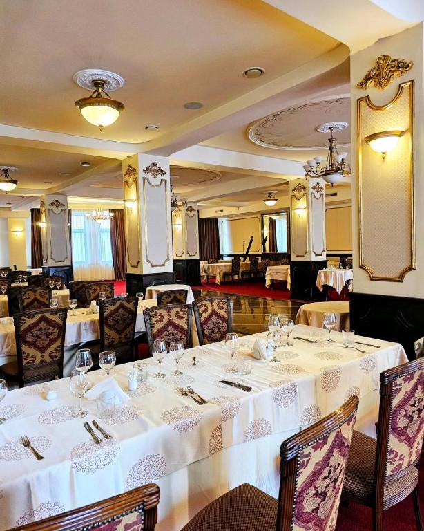 Restaurace v ubytování The Elite - Oradea's Legendary Hotel