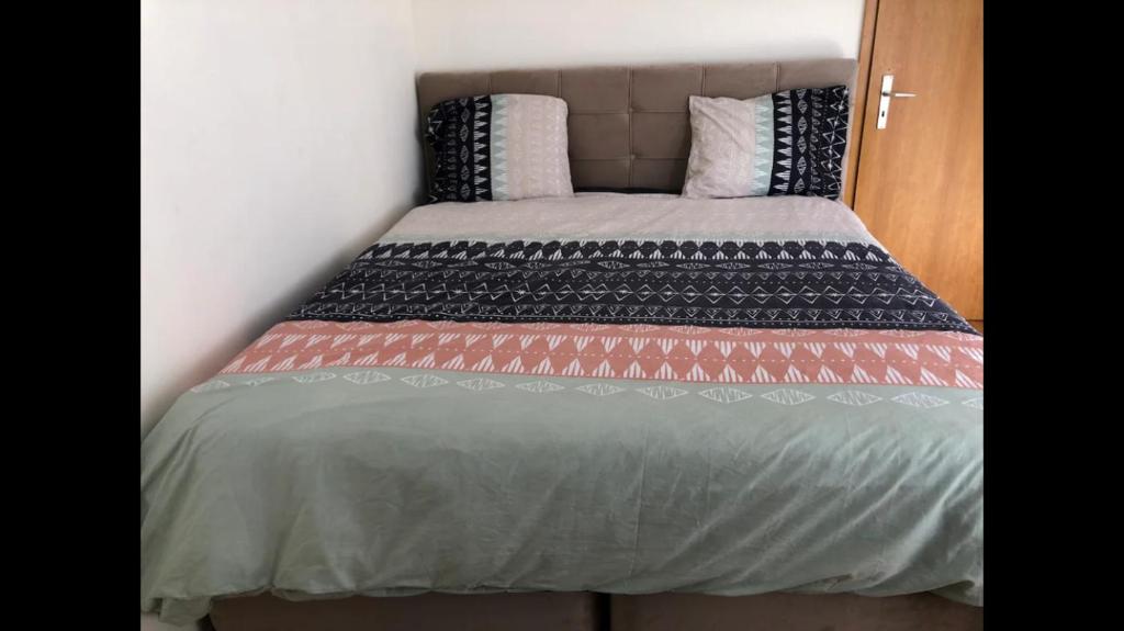 Postel nebo postele na pokoji v ubytování Chambre privée dans une grande maison