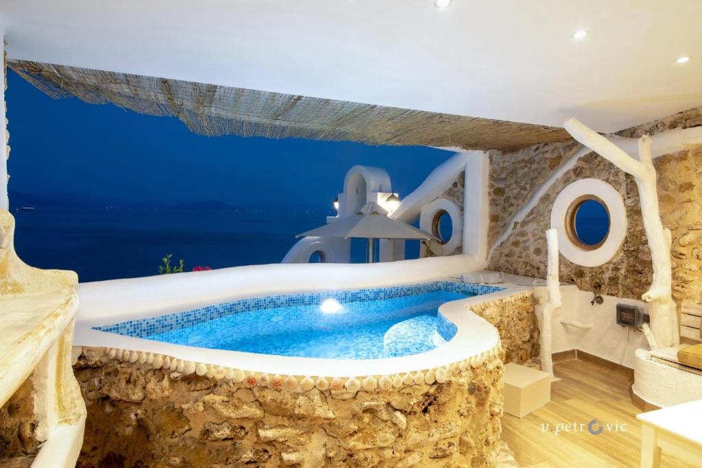 Bazén v ubytovaní Pontikonisi Hotel & Suites alebo v jeho blízkosti