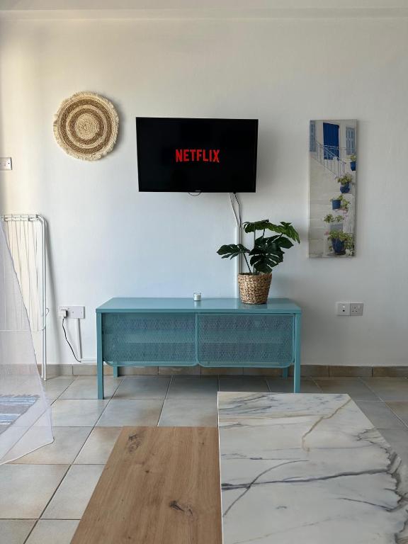 TV a/nebo společenská místnost v ubytování Krasas Beach