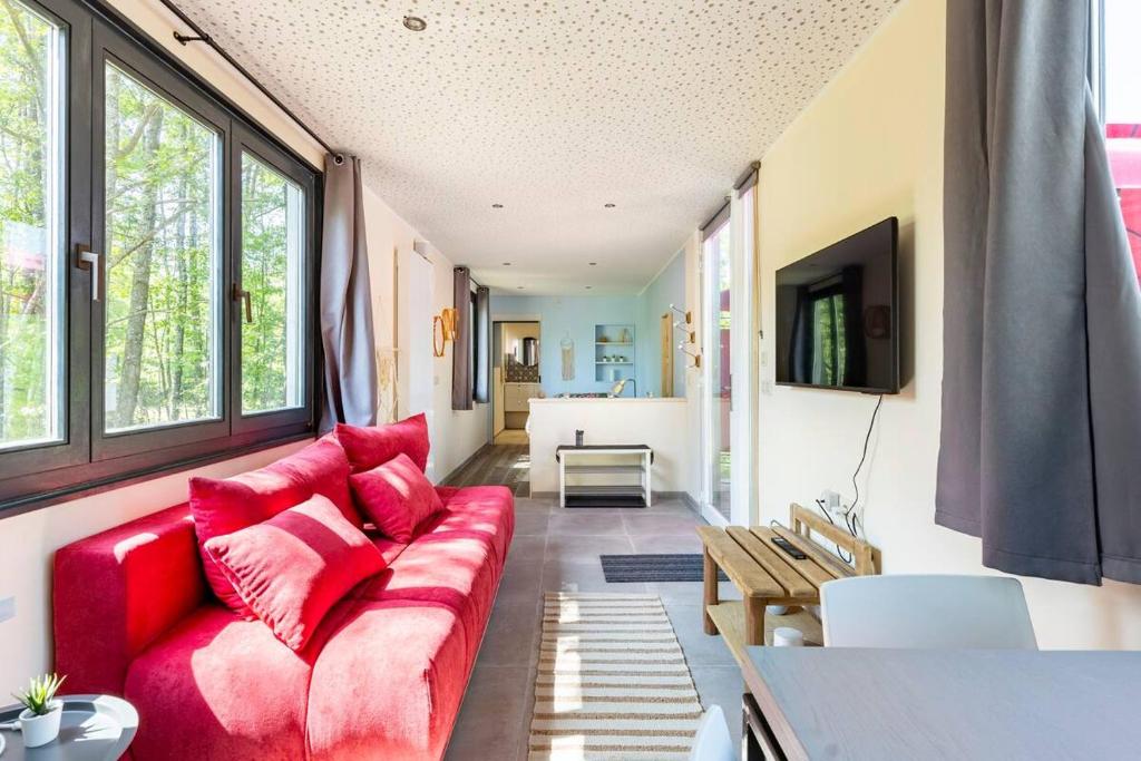 TV a/nebo společenská místnost v ubytování Tinyhouses - Domain "La vallée des Prés"
