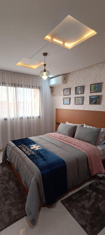 Giường trong phòng chung tại APPART-HOTEL La MAISON ATTAWBA 3