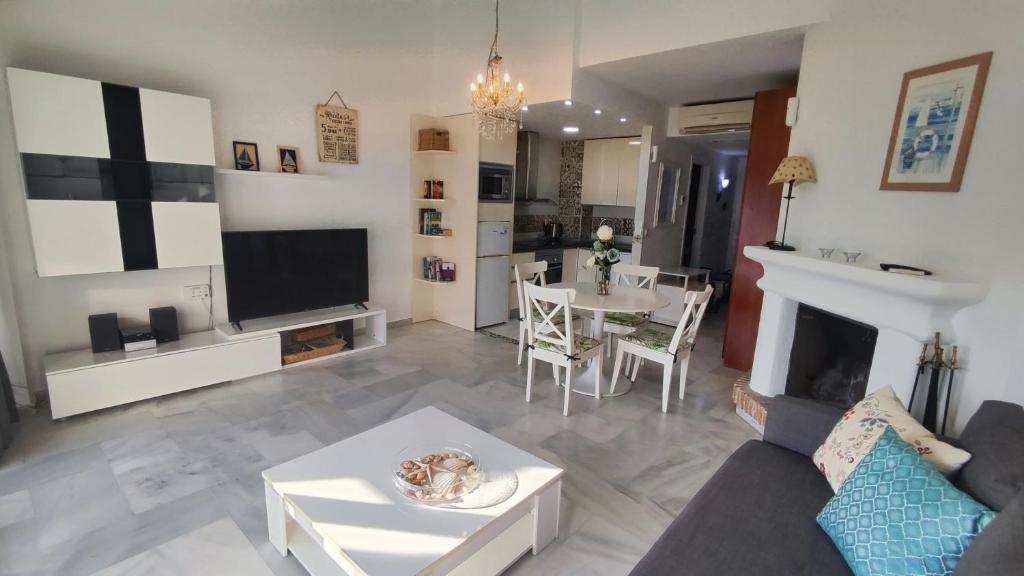 TV a/nebo společenská místnost v ubytování Apartment in Puerto Marina with beautiful views of the Sea and the Boats
